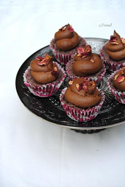 Cupcake di carote viola crude con frutta secca e cacao