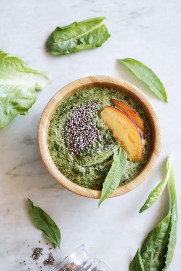Frullato verde estivo con bietoline sedano e pesche