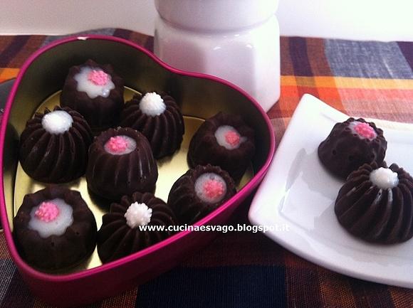 Cioccolatini ghiacciati ripieni di latte condensato e sciroppo di mandorla