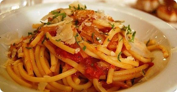 Cosa cucinare per una cena con amici: consigli pratici