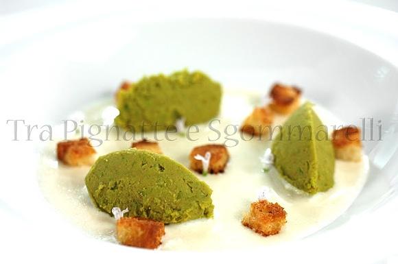 Quenelle di piselli e paprika con crostini alle erbe e vellutata di Parmigiano Reggiano