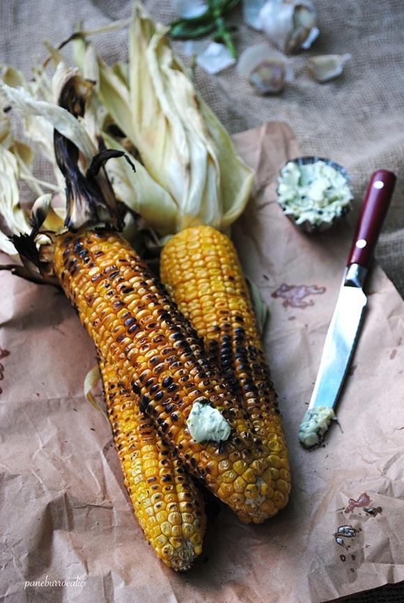 Pannocchie arrostite con burro aromatico all'aglio e basilico