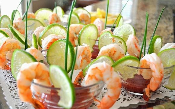 Cocktail di gamberi con salsa vodka e lime