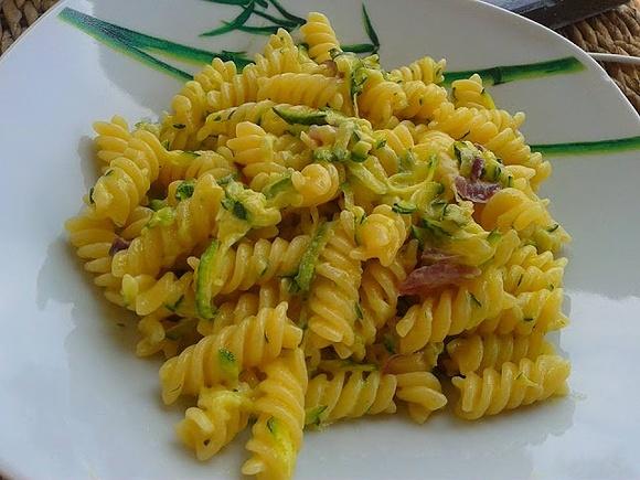Fusilli con zucchine e Philadelphia al salmone