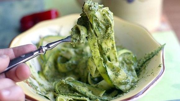 Come preparare il pesto di menta e zucchine per condire la pasta fredda
