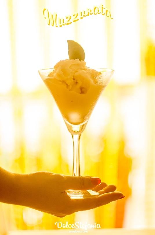 Muzzunata siciliana con granita di mandorle e brioche col tuppo