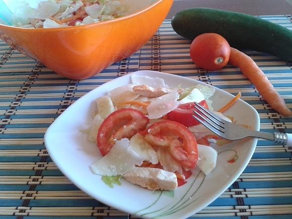 Insalata di pollo semplice e fresca con verdure