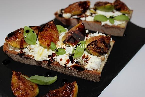 Crostini di caprino e fichi caramellati