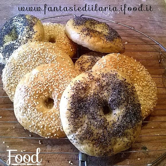 Bagel fatto in casa con sesamo e papavero