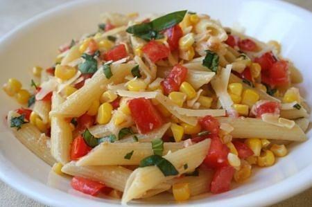Pasta fredda con mais e scaglie di parmigiano