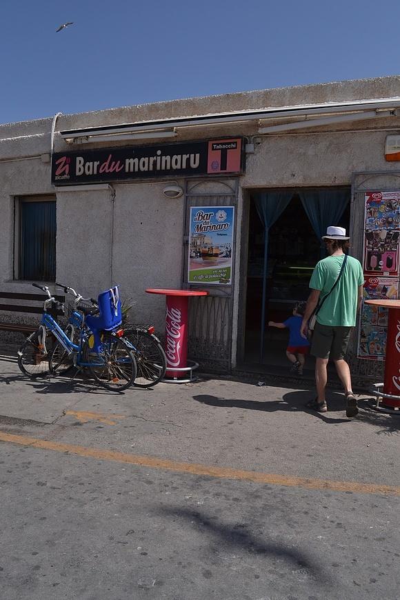 Favignana: u bar du marinaru, café au porto