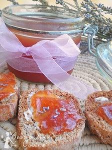 Marmellata di pesche e lavanda fatta in casa