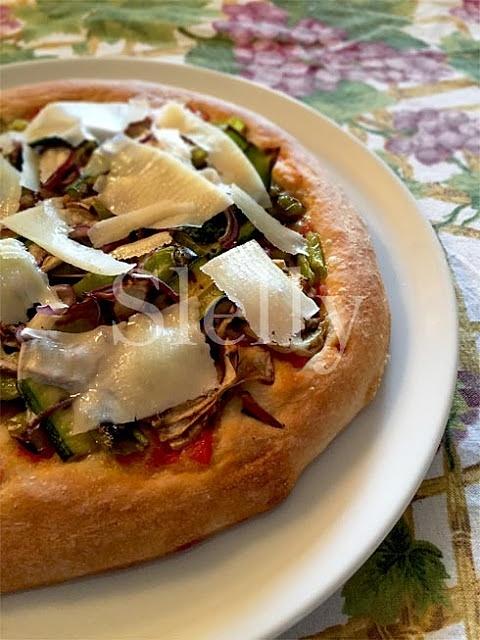 Domenica pizza soffice con pomodoro, verdure grigliate e Parmigiano Reggiano