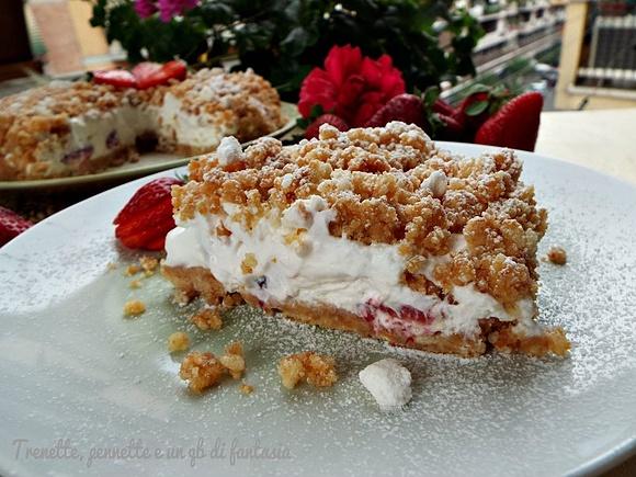Sbriciolata fredda con fragole e meringhe