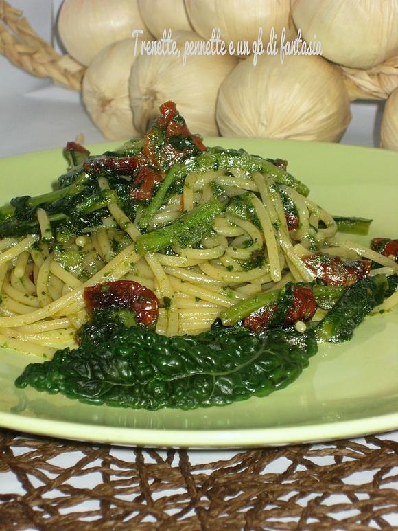 Spaghetti con cavolo nero e pomodorini secchi