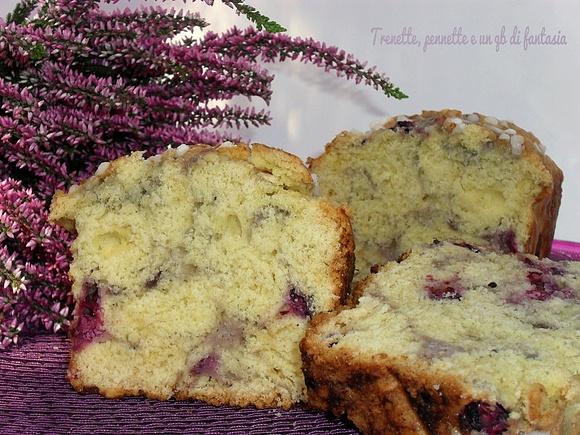Plum cake morbido con ricotta e more