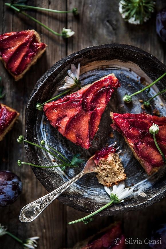 Torta di prugne a testa in giù