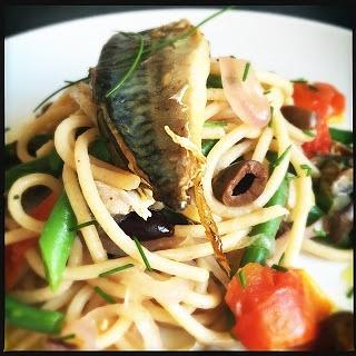 Spaghetti con fagiolini, salsa di pomodorini e sgombro