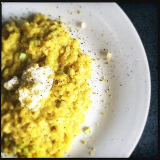 Risotto giallo cremoso con formaggio di capra e pistacchi