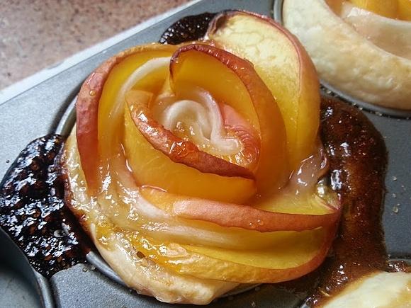 Rose di pasta sfoglia alle pesche