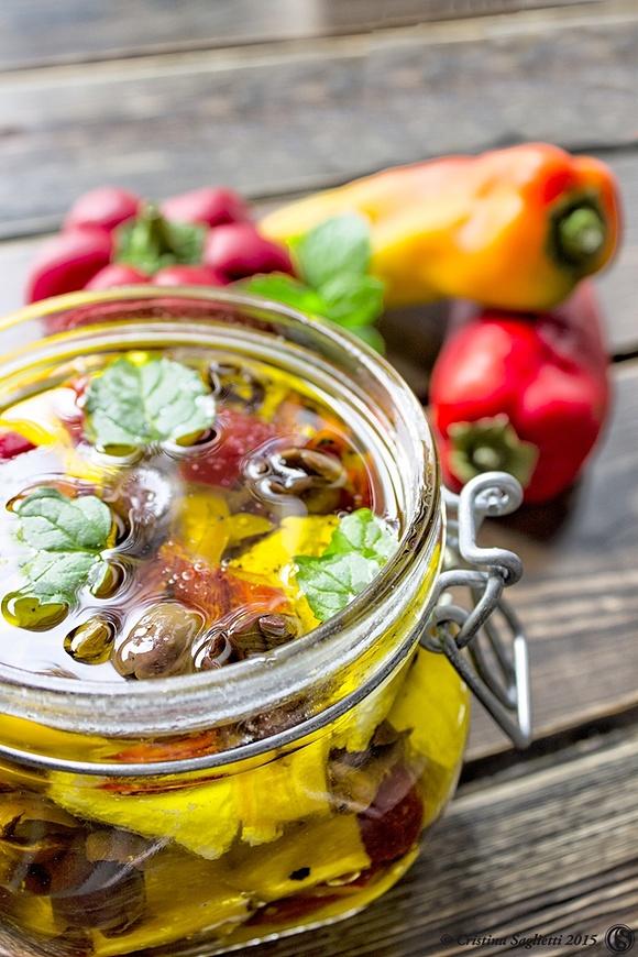 Formaggio caprino sott’olio con peperoni e olive taggiasche