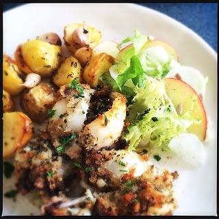Seppioline arrosto con senape, patatine al rosmarino e insalata di mela