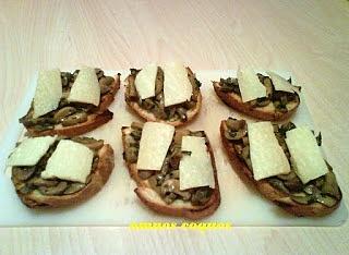Crostini funghi e formaggio