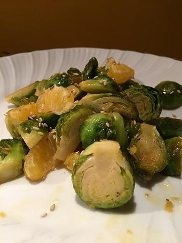 Insalata calda di cavolini di Bruxelles e clementine con sciroppo d'acero e zenzero