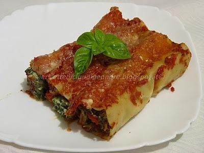 Cannelloni con ricotta spinaci e salsa di pomodoro