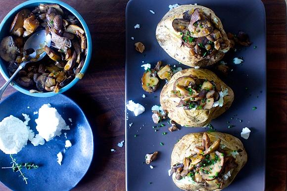 Patate al forno con ragù di funghi selvatici