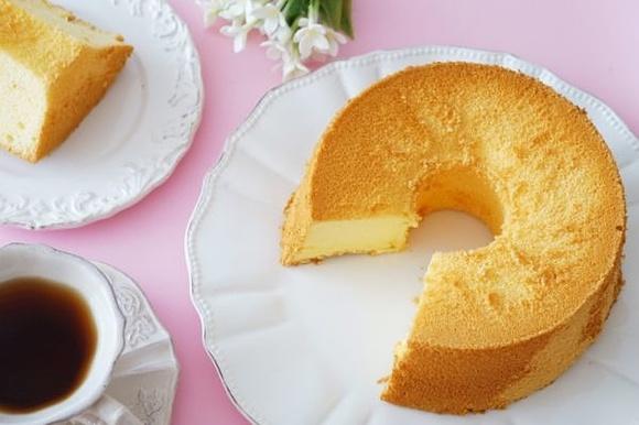 Torta alla vaniglia semplice e cremosa