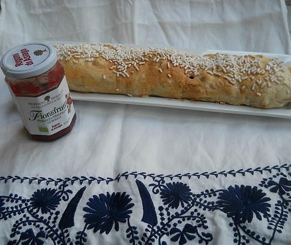 Strudel di mele e marmellata di fragole con pasta brisè