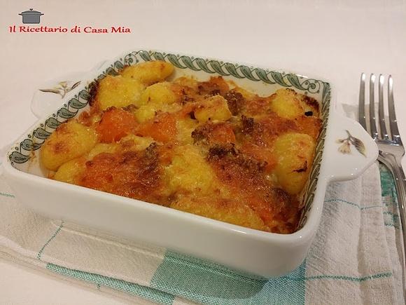 Gnocchi in terrina con zucca e salsiccia