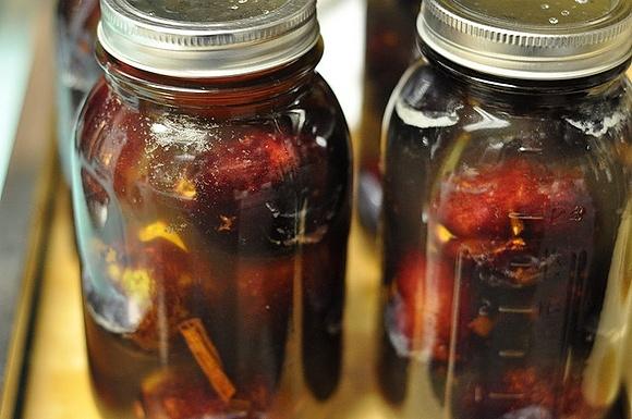 Prugne sotto spirito: conserva speciale da gustare in inverno