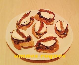 Crostini con melanzane, mozzarella e alici