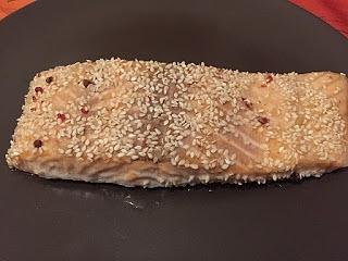Salmone al forno con sesamo e pepe rosa