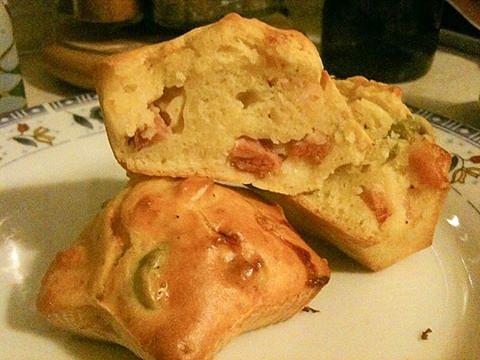 Muffins con pancetta e olive, morbidi e sfiziosi