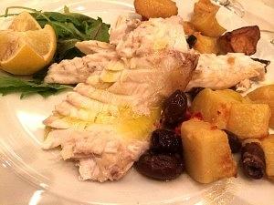 Branzino al forno con patate, pomodorini e olive
