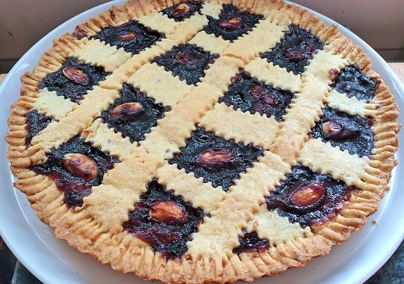Crostata alla confettura di frutti di bosco e mandorle