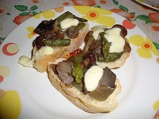 Bruschetta con funghi e asparagi