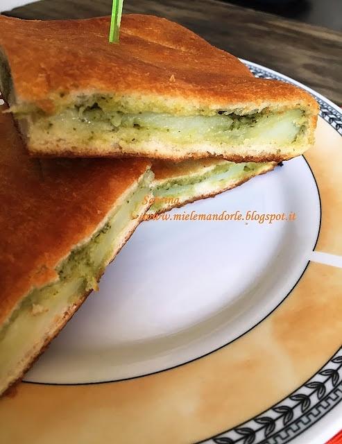 Focaccia con pesto, patate e stracchino