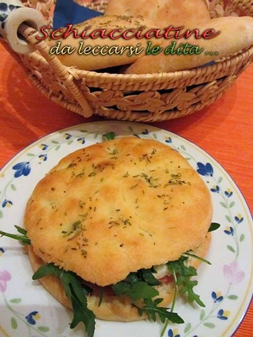 Schiacciatine toscane con olive, pomodorini, caprino e prosciutto