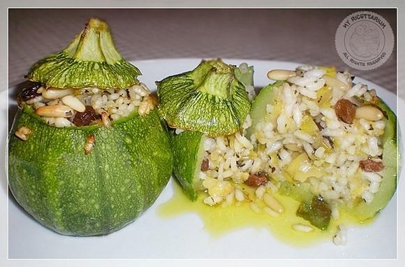 Zucchine tonde ripiene di riso, uvetta, pinoli e menta