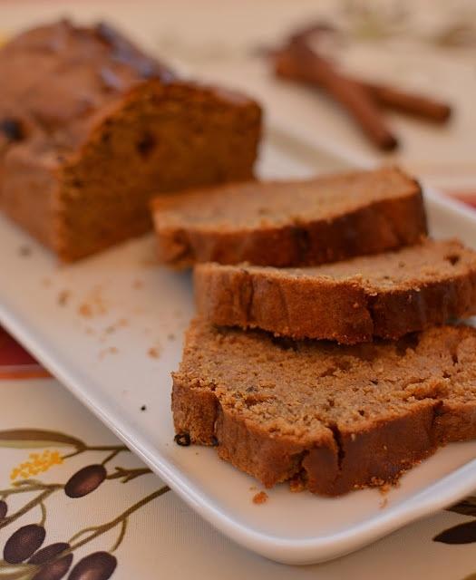 Torta di farro con zucchero di datteri, confettura di fichi e fiori di cannella