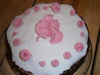 Torta di compleanno per mamma con crema al cioccolato fondente