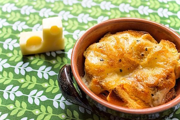 Pane raffermo con formaggio filante e birra chiara: ricetta semplice
