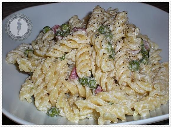 Fusilli con piselli e robiola di capra