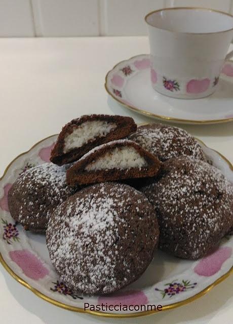 Biscotti al cacao con cuore di cocco