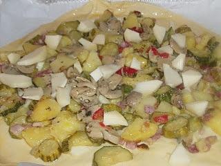 Rustica con patate pancetta zucchine funghi scamorza