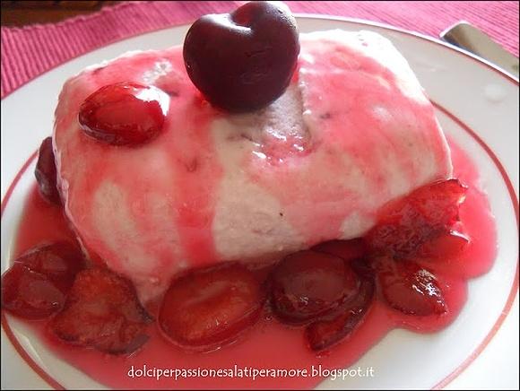 Semifreddo allo yogurt con ciliegie